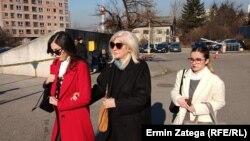 Vasvija Vidović (u sredini) izlazi iz Suda Bosne i Hercegovine nakon presude, Sarajevo, februar 2025.