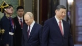 Președintele rus, Vladimir Putin, și președintele chinez, Xi Jinping, la Kremlin, pe 8 mai 2025.