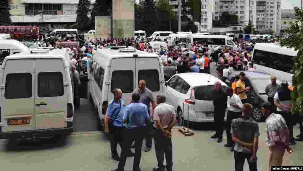 Coloana de manifestanţi care s-a adunat la AŞM