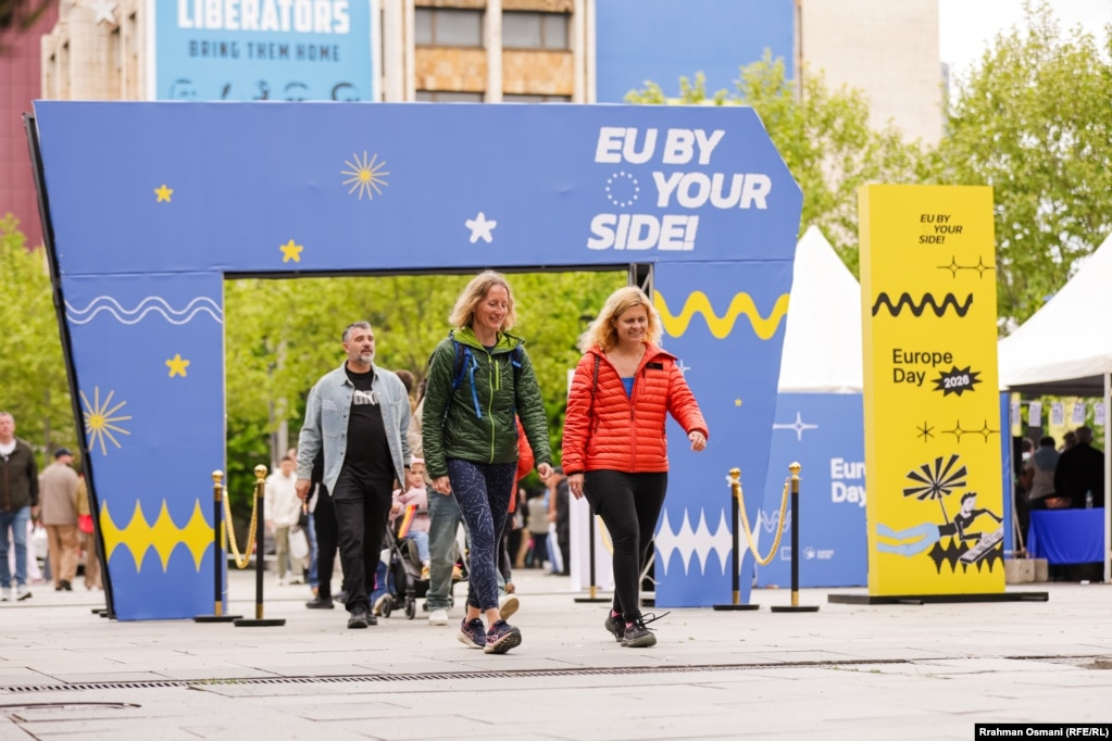 "BE-ja përkrah teje" shkruan në hyrje të panairit. Kosova kishte aplikuar për anëtarësim në Bashkimin Evropian në fund të vitit 2022, por ende nuk e ka statusin e vendit kandidat, për dallim nga shtetet e tjera të rajonit të Ballkanit Perëndimor.