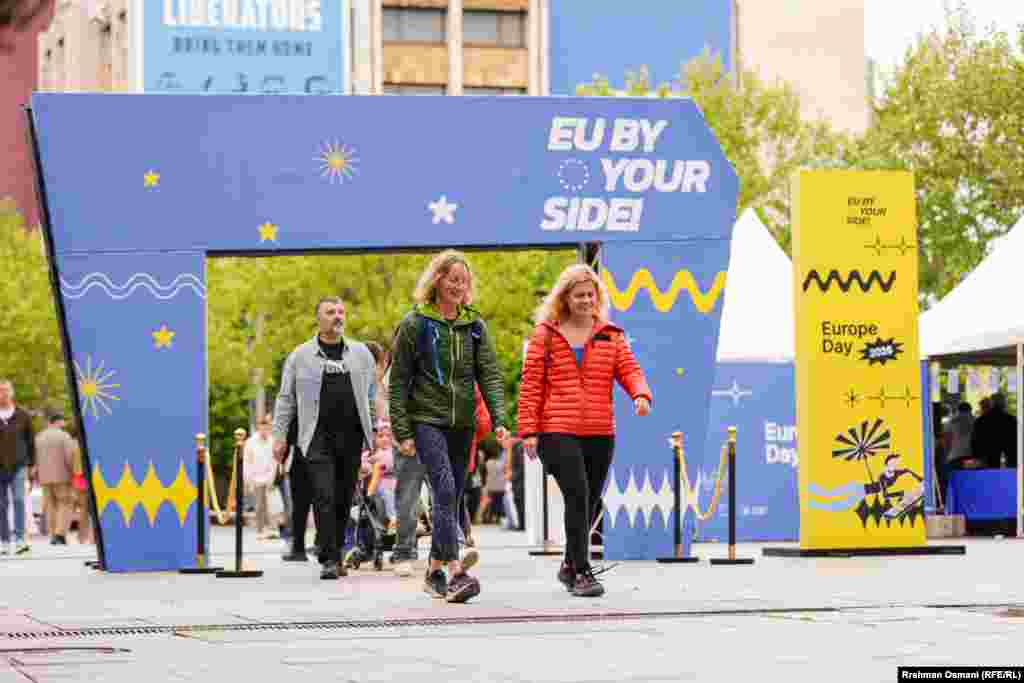 "BE-ja përkrah teje" shkruan në hyrje të panairit. Kosova kishte aplikuar për anëtarësim në Bashkimin Evropian në fund të vitit 2022, por ende nuk e ka statusin e vendit kandidat, për dallim nga shtetet e tjera të rajonit të Ballkanit Perëndimor.