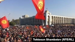 Фотографија од денешните протести во центарот на Бишкек, 5 октомври 2020