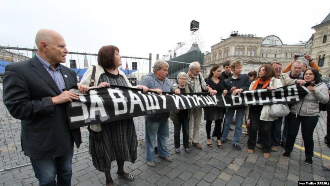 PHOTO GALLERY: Russian police detain activists