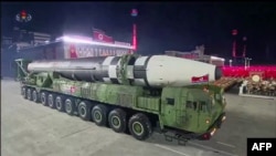 Північнокорейська міжконтинентальна балістична ракета на репетиції параду в Пхеньяні