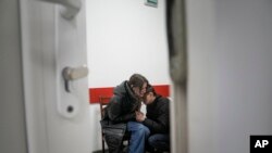 Marina Jacko és barátja, Fedor siratják a mariupoli bombázásba belehalt másfél éves kisfiukat, Kirillt, március 4-én.