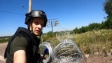 Житель Константиновки возле разрушенного российским авиаударом дома, в котором под завалами ищут его мать. 8 мая 2025 года