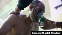 Një burrë duke pranuar ndihmë mjekësore pas sulmit në Duma, foto nga arkivi.