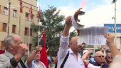 Пред Собрание запален договорот за името, ВМРО ДПМНЕ ја напушти седницата