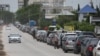 Automobili u redu za gorivo na benzinskoj pumpi na Krimu 3. juna 2026. Vlasti na okupiranom poluostrvu Rusije ograničile su prodaju goriva usled nestašice goriva.