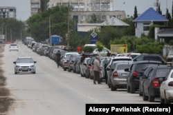 Черга з автомобілів біля АЗС в Євпаторії, анексований Крим, 3 червня 2026 року