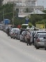 Coadă de mașini la o benzinărie din Evpatoria, Crimeea, pe 3 iunie. Imaginile care ajung din peninsula Crimeea anexată de Moscova arată o agravare a crizei de combustibil, pe fondul atacurilor ucrainene asupra logisticii și capacităților de producție a combustibililor din Rusia.