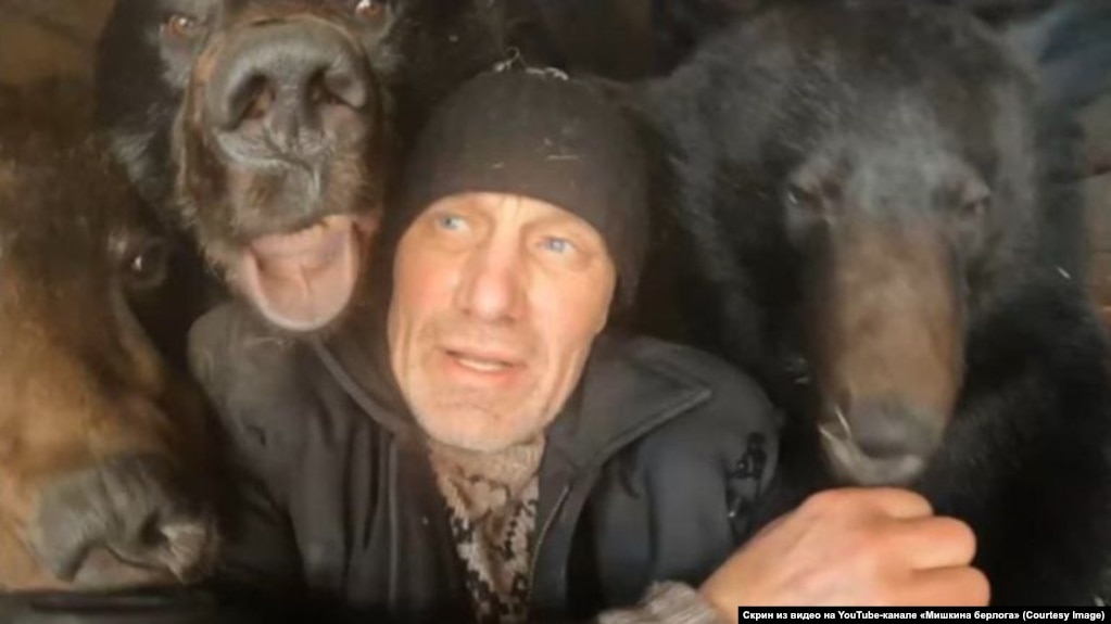 Михаил Филиппов в вольере с медведями. Скрин из видео на YouTube-канале "Мишкина берлога"