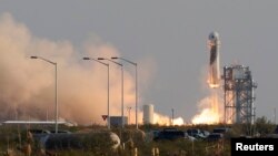 Milijarder Jeff Bezos lansiran je s tri člana posade u raketi New Shepard u svemir, Teksas, 20. 7. 2021.