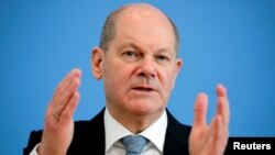 Olaf Scholz német pénzügyminiszter újságírók előtt beszél Berlinben. 2021. április 23. 