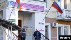 Pensionari, în fața centrului de asistență socială din Tiraspol, ianuarie 2025