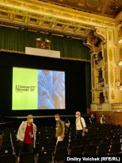 Зрители собираются на сеанс в городском театре Болоньи