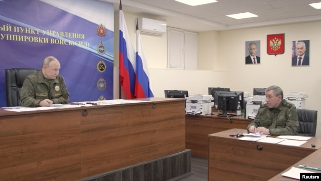 Лідер РФ Володимир Путін та очільник Генштабу ЗС РФ Валерій Герасимов в командному центрі угруповання армії РФ в жовтні 2025 року