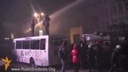 Kiyevin Qruşevski küçəsindəki iğtişaşlara qarşı su şırnağı