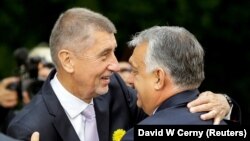 Çexiyanın baş naziri Andrey Babiş macarıstanlı həmkarı Viktor Orbanı Praqadakı salamlayır.