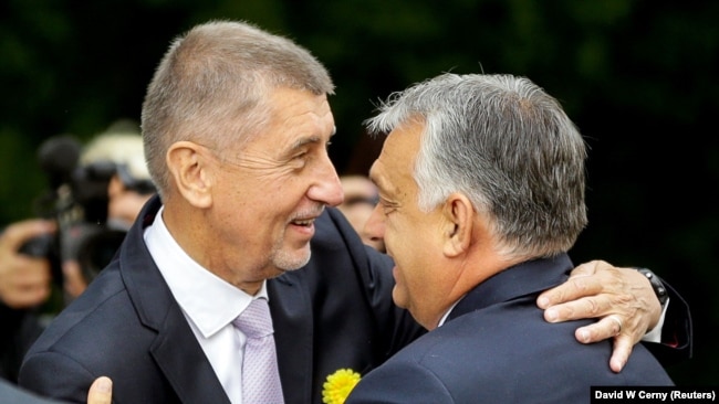 Çexiyanın baş naziri Andrey Babiş macarıstanlı həmkarı Viktor Orbanı Praqadakı salamlayır.