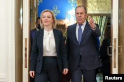 În perioada mandatului de ministru al Externelor, Liz Truss s-a remarcat prin atitudinea ostilă față de comasarea trupelor rusești la granița cu Ucraina. În fotografie, Liz Truss alături de ministrul de Externe al Rusiei, Serghei Lavrov, în timpul unei întâlniri la Moscova, 10 februarie 2022.