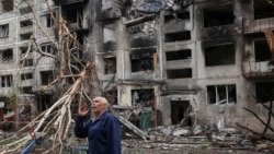 Последици от атака срещу жилищна сграда в Мирноград. Снимката е от 29 май 2025 г.