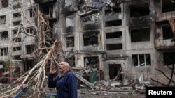 Мешканець стоїть біля будівель, пошкоджених російськими військовими ударами, Мирноград, Донецька область, Україна, 29 травня 2025 року