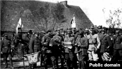 Komanda poljske knjičke pukovnije tokom poljsko-sovjetskog rata 1920. Ponovo se pojavljujući kao država nakon više od jednog vijeka okupacije, Poljska se suočila s brojnim izazovima, uključujući svoje nesređene granice na istoku s Rusijom.