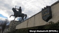 არქივის ფოტო: მეფე ერეკლეს ძეგლი თელავში
