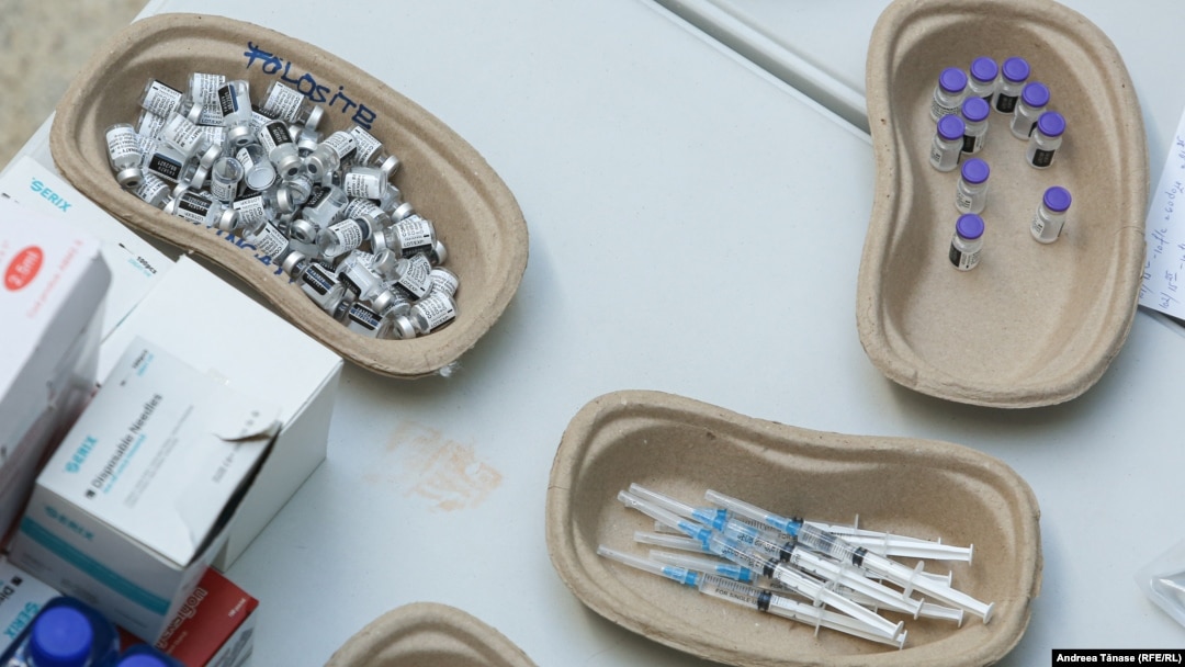 2021: Doze de vaccin utilizate și sigilate în timpul „Maratonului vaccinării” COVID 19, de Ziua Europei, la Biblioteca Națională din București. 