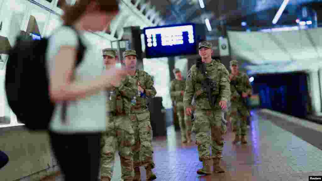 A zömmel terepszínű egyenruhába öltözött nemzeti gárdisták bárhol feltűnhetnek, miután Trump bűnügyi vészhelyzetet hirdetett a városban. Pete Hegseth védelmi miniszter a múlt héten engedélyezte számukra a fegyverviselést is