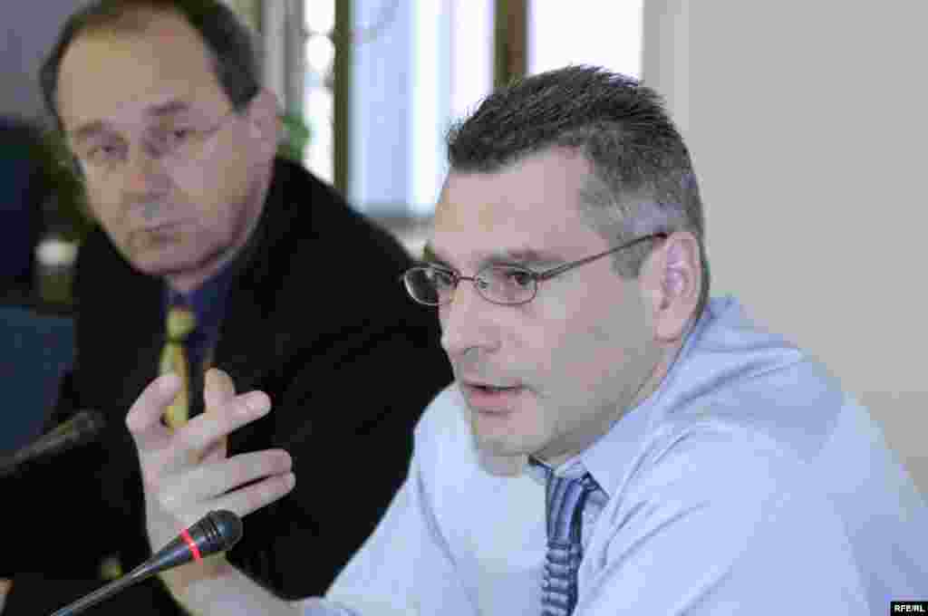Czech Republic/United States - (l-r) Pejic, Nenad, RFE/RL Assoc. Dir. of Broadcasting; Giragosian, Richard, a Washigton-based analyst; roundtable discussion "The Military Balance in South Caucasus & Nagorno-Karabakh"; RFE/RL's Prague BOC, May 25, 2006. - [Photo Vaclava Uhlikova] * RFE/RL Digital Photos CD Archive