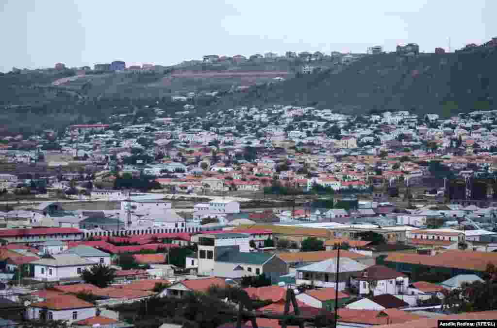 Qəsəbədə çoxdan yaşayanların əksəriyyəti neft mədənlərində çalışan insanlar olub. 