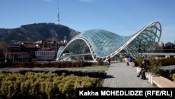 Главным объектом критики специалистов стали сооружения, возведенные в историческом районе столицы Рикэ 