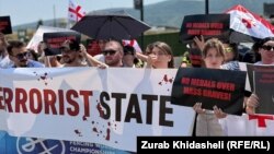 აქცია ახალ სპორტის სასახლესთან ფარიკაობის მსოფლიო ჩემპიონატში რუსი სამხედროების მონაწილეობის წინააღმდეგ.