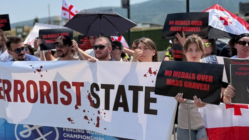 „ფარიკაობენ თბილისში და ხალხს ხოცავენ უკრაინაში“ - სპორტის სასახლესთან აქცია გაიმართა