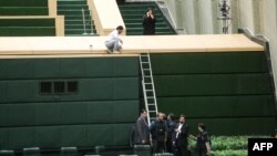 Pamje pas sulmit në parlamentin iranian