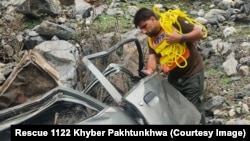 د ژغورنې او مرستندویه چارو ادارې یو کارکوونکی په کوهستان کې کندې ته د پرېوتي ګاډي جاج اخلي - انځور له ارشیفه. 