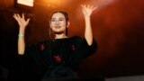 Айдана Жапарова из Казахстана переводит фесты и концерты на жестовый язык для слабослышащих 