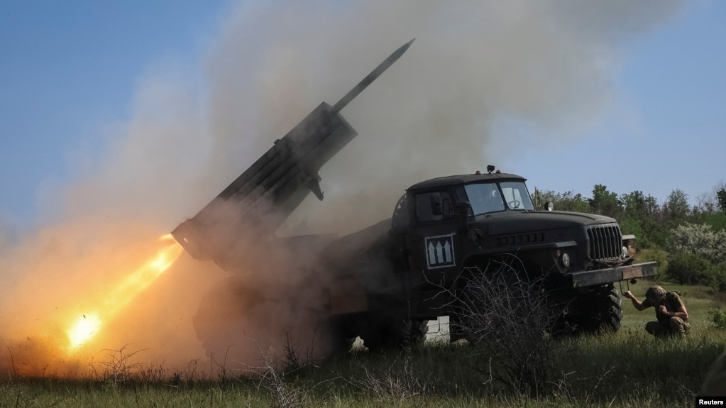 Ілюстраційне фото. Українські військові ведуть вогонь на Донеччині, червень 2025 року