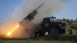 Житель Константиновки возле разрушенного российским авиаударом дома, в котором под завалами ищут его мать. 8 мая 2025 года