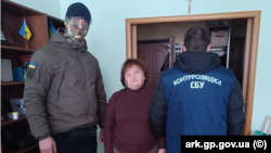 Затримання мешканки Ялти, яка впроваджувала російські стандарти у школі анексованого Криму у 2026 році. Фото прес-служби прокуратури АР Крим