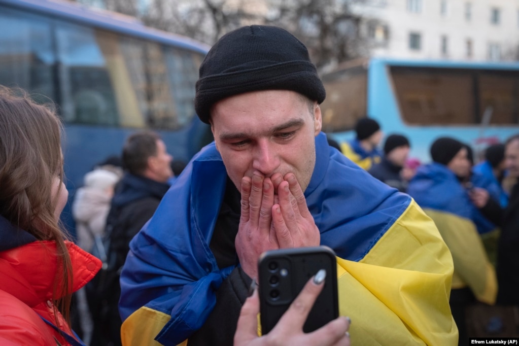 Një ushtar ukrainas duke biseduar në telefon me të afërmit, pas lirimit nga robërimi rus, më 19 mars.Ukraina dhe Rusia liruan nga 175 të burgosur lufte, një ditë pas telefonatës Trump-Putin, një gjest që u përmend gjatë bisedës.