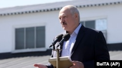 Alexandr Lukașenka se adresează muncitorilor de la Uzina de Tractoare din Minsk , 17 august 2020