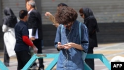 Tehranda mobil telefon istifadəçisi