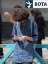 Një burrë përdor telefonin e tij celular në sheshin "Valiasr" në Teheran, më 19 prill.