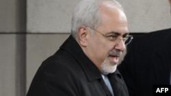 Eýranyň daşary işler ministri Jawad Zarif ýapyk gapylaryň aňrysynda geçirilýän gepleşiklere barýar, Ženewa, 20-nji noýabr, 2013