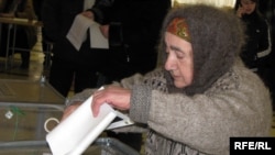 A woman casts her ballot in Simferopol.