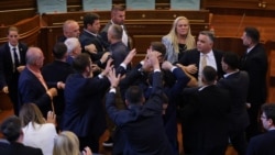 Momenti pasi deputetja e Aleancës, Time Kadrijaj gjuan me vezë në drejtim të kreut të LVV-së, Albin Kurti. 