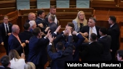 Trenutak nakon što je poslanik Alijanse Time Kadrijaj jajima gađao lidera Pokreta Samoopredeljenje Aljbina Kurtija.pština Kosova 8. avgust 2026.
